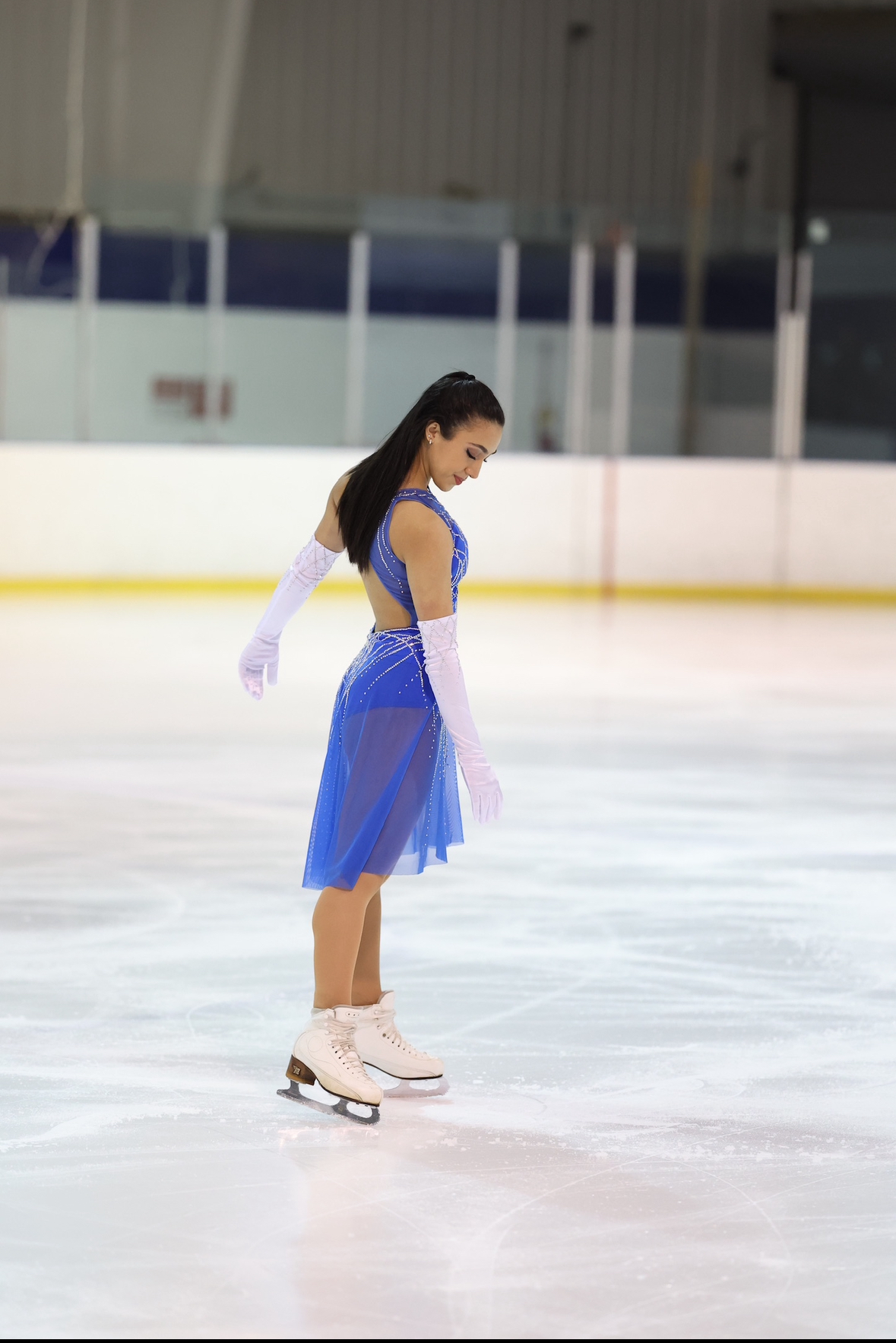 Mina Esfandiari photo 1
